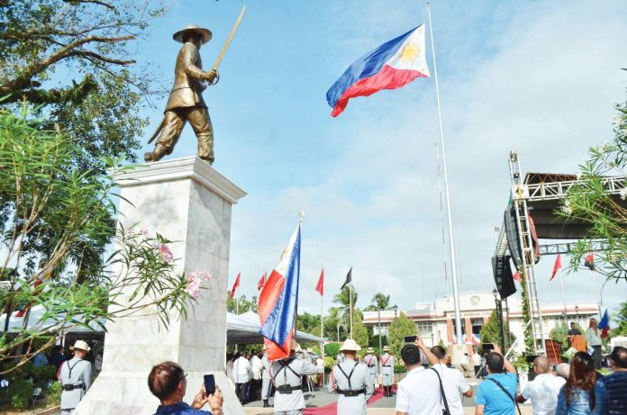 Iloilo province will mark the 125th Philippine Independence Day today by raising the giant national flag at the historic public plaza of Santa Barbara town. The National Historical Commission of the Philippines included Santa Barbara town plaza as among the selected places where gigantic Philippine flags shall be permanently hoisted. Photo also shows the monument of Ilonggo revolutionary leader General Martin Delgado. RHENJIE MARIE CALANTAS/PN