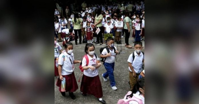 BACK TO SCHOOL In this photo taken in August 2022, teachers at Aurora Quezon Elementary School in San Andres, Manila, guide their students on the first day of school following the resumption of in-person classes after two years of distance learning due to the pandemic. PHOTO BY RICHARD A. REYES / PHILIPPINE DAILY INQUIRER