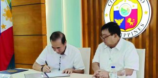 Mayor Jerry Treñas (right), representing the Iloilo City Government, and Metro Pacific Investment Corporation president and chief executive officer Rogelio "Babes" Singson (left) sign the certification relative to the successful negotiation for the construction of a state-of-the-art waste-to-energy facility in the metropolis.