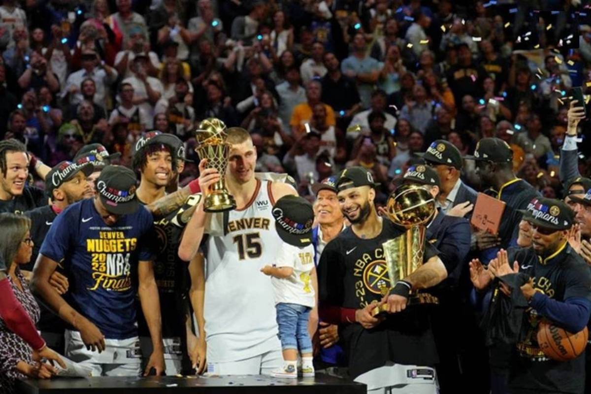 After the Nuggets won their first NBA title, Nikola Jokić took time to hug  every Heat player before celebrating