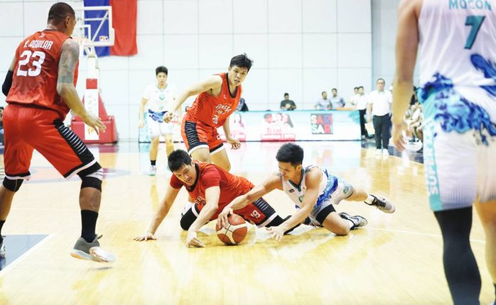 Barangay Ginebra San Miguel Kings’ Von Pessumal and Phoenix Super LPG Fuel Masters’ Reden Celda battles for the loose ball. PBA PHOTO