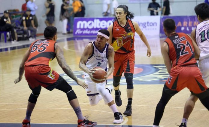 Converge FiberXers’ Jerrick Balanza holds the ball as he attempts to attack the defense of San Miguel Beermen’s Jeepy Faundo. PBA PHOTO