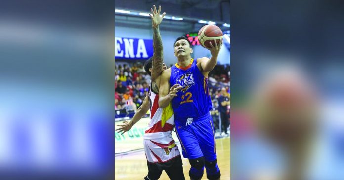 NLEX Road Warriors’ Elvin Jake Pascual goes for a layup amid the defense of a San Miguel Beermen player. PBA PHOTO