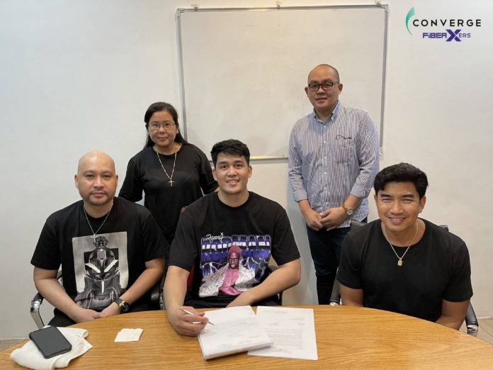 Aklanon Keith Zaldivar signs his contract in the presence of Converge FiberXers’ team officials. PHOTO COURTESY OF CONVERGE FIBERXERS