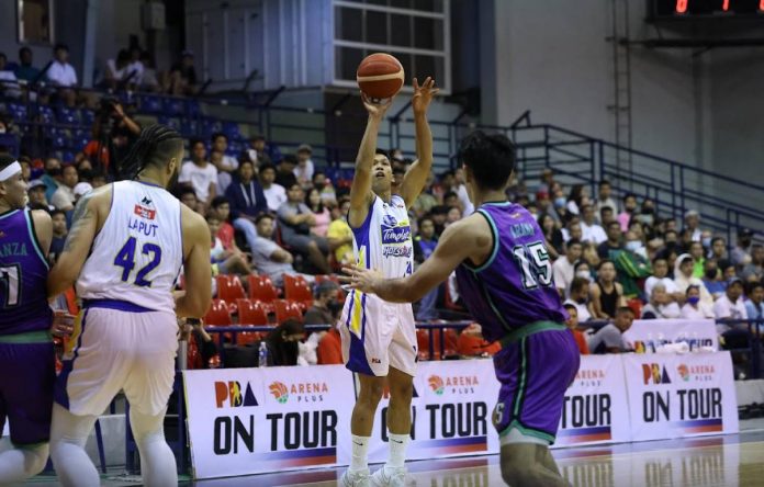 Magnolia Chicken Timplados Hotshots’ Andy Mark Barroca pulls up for a three-point attempt. PBA PHOTO