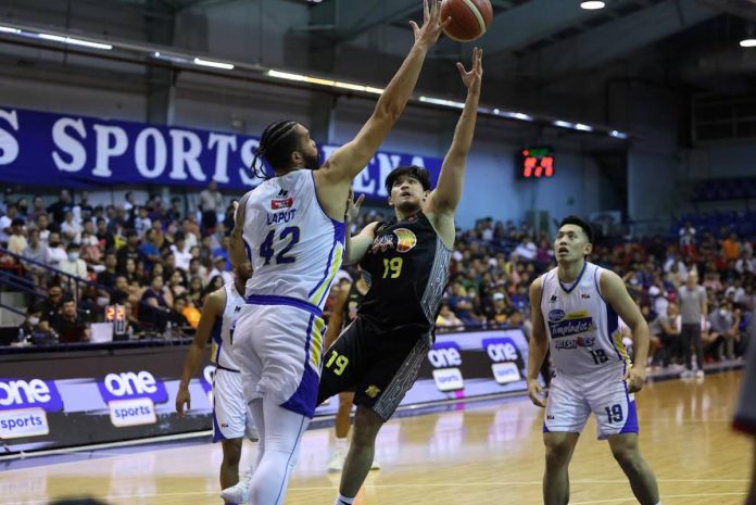 Magnolia Chicken Timplados Hotshots’ James Laput foils the shot attempt of TNT Tropang Giga’s JV Gallego. PBA PHOTO