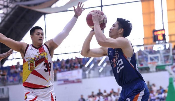 Meralco Bolts’ Allein Maliksi attempts a basket while being chased by Ilonggo Jericho Cruz of San Miguel Beermen. PBA PHOTO