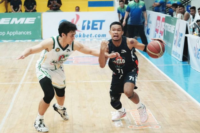 Iloilo United Royals-Cocolife’s Aldeo Lucero dribbles the ball while being defended by Oriental Mindoro Disiplinados’ Marvel Joy Jimenez. MPBL PHOTO