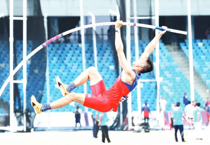 Ernest John Obiena has surpassed his personal best and Asian record of 5.94 meters, which he set at the World Championships last year in Eugene, Oregon. PHOTO COURTESY OF PHILIPPINE MEDIA POOL