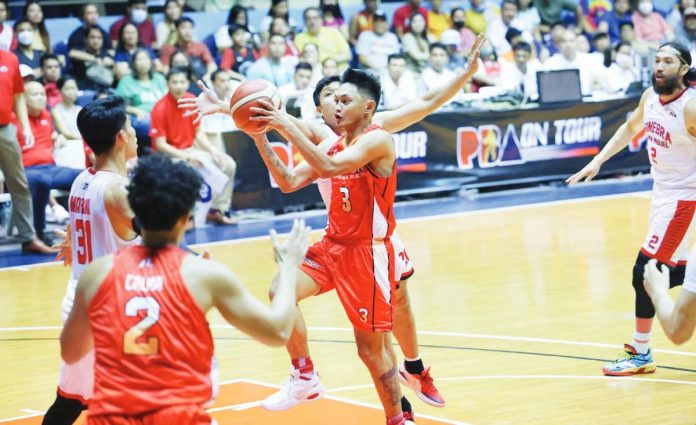 NorthPort Batang Pier’s Fran Yu looks to pass the ball after being bothered by the defense of Barangay Ginebra San Miguel Kings’ Aljon Mariano. PBA PHOTO