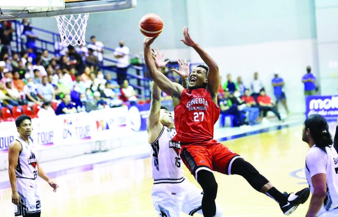 Barangay Ginebra San Miguel Kings’ Sidney Onwubere attacks the defense of Blackwater Bossing’s James Sena for an inside basket. PBA PHOTO