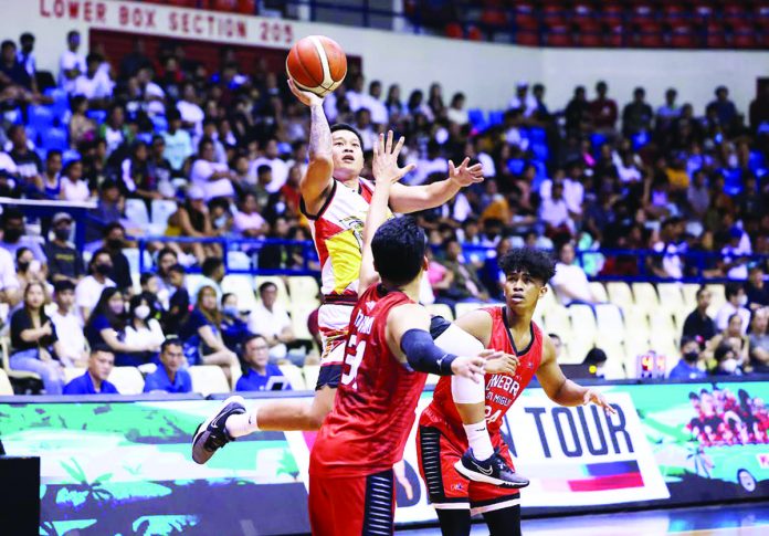 San Miguel Beermen’s Marvin Lee goes for a one-hander shot against the defense of Barangay Ginebra San Miguel Kings’ Aljon Mariano. PBA PHOTO