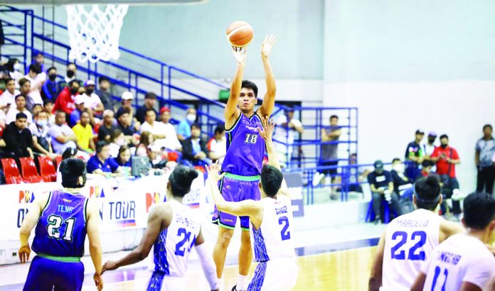 Converge FiberXers center Jeo Ambohot attempts a three-pointer while being defended by TNT Tropang Giga’s Carl Bryan Cruz. PBA PHOTO