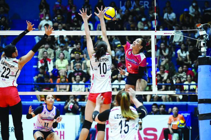 Creamline Cool Smashers’ Alyssa Valdez attempts an attack against the defense of Chery Tiggo Crossovers’ Roselle Baliton. PVL PHOTO