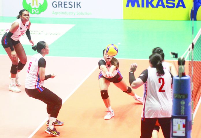 Ilongga Ma. Shaya Adorador digs the ball during Team Philippines’ victory over India in the 2023 AVC Challenge Cup. PHOTO COURTESY OF AVC