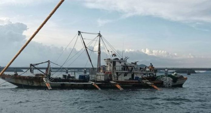 Two “super hulbot” fishing boats were apprehended in Gigantes Island, Carles, Iloilo last week. Super hulbot contributes to the destruction of marine habitats and resources, thus prohibited under Republic Act 8550, or the Fisheries Code of the Philippines. BALITA HALIN SA KAPITOLYO FB PHOTO