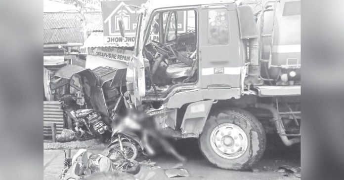 A freak accident during a rescue operation of a malfunctioned water tanker killed two individuals, including a minor, and injured 17 others in Barangay Baldoza, La Paz, Iloilo City on Sunday, June 11. RADYO BANDERA ILOILO PHOTO