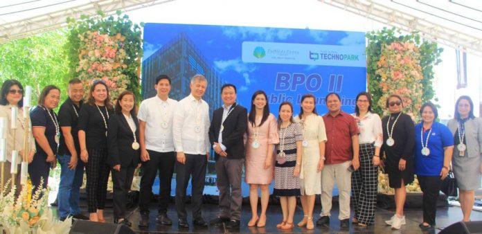 Shown in photo during the public launching of the Pueblo de Panay BPO Building II are (7th from left) DBP President and CEO Michael O. de Jesus together with (6th and 5th from left) Roxas City Mayor Ronnie Dadivas and Roxas City Vice Mayor Teresita Almalbis. They were joined by (from left) DBP First Vice President Rosemarie Callanta, DBP Vice President Marissa P. Aniño, PDPI Consultant Geocel Olanday, PDPI Chief Finance Officer Corazon Cruz, PDPI President and CEO Jose Nery D. Ong, PDPI Director Mary Daphnie D. Ong, PDPI Director Victoria O. Banzon, Partner-Reyes Tacandong and Co. Joseph Bilangbilin, DBP Senior Assistant Vice President Jessica Juanico and DBP Assistant Vice President Gina Taay.