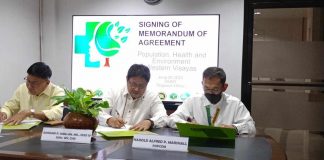 (From left) Department of Environment and Natural Resources regional executive director Livino Duran, Department of Health regional director Dr. Adriano Suba-an, and Commission on Population and Development regional director Harold Alfred Marshall sign a memorandum of agreement relative to the fulfillment of their respective mandate in the implementation of "Heal the Earth" program using a population, health and environment framework. GLENDA TAYONA/PN