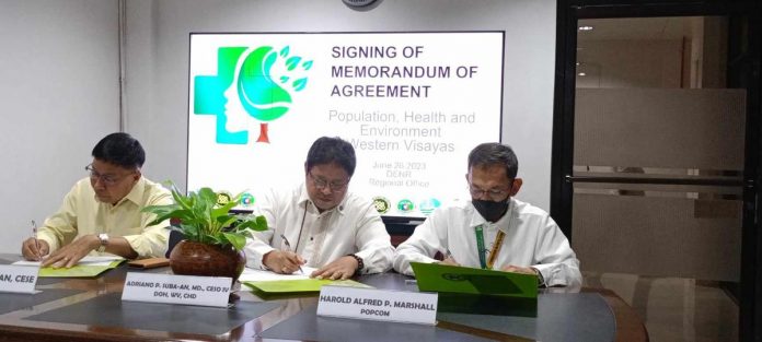 (From left) Department of Environment and Natural Resources regional executive director Livino Duran, Department of Health regional director Dr. Adriano Suba-an, and Commission on Population and Development regional director Harold Alfred Marshall sign a memorandum of agreement relative to the fulfillment of their respective mandate in the implementation of "Heal the Earth" program using a population, health and environment framework. GLENDA TAYONA/PN