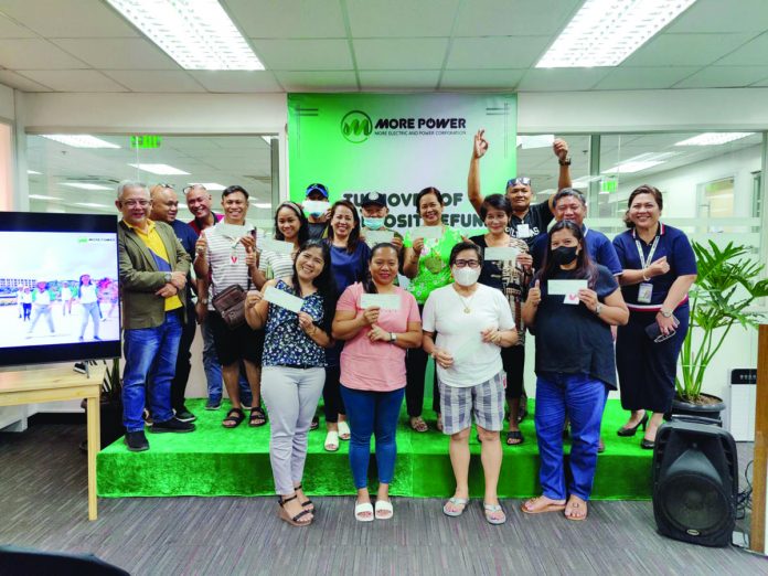 Eligible consumers of MORE Electric and Power Corporation (MORE Power) during the second batch of distribution of bill deposit refund on Friday, July 7, together with MORE Power president and chief executive officer Roel Castro; Francis Cruz, special assistant to Mayor Jerry Treñas of Iloilo City; and other officers of MORE Power.