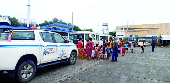 Twenty-four Badjao families were rescued in Iloilo and were sent back to their home province Zamboanga. The Department of Social Welfare and Development Region 6 provided cash assistance to these mendicant Badjaos. ILOILO CITY PSTMO PHOTO