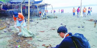 The Iloilo City Government launches today its citywide clean-up drive against dengue in the coastal barangay of Sto. Niño Norte in Arevalo district. Photo shows the coastal cleanup in Arevalo in June this year. PN FILE PHOTO