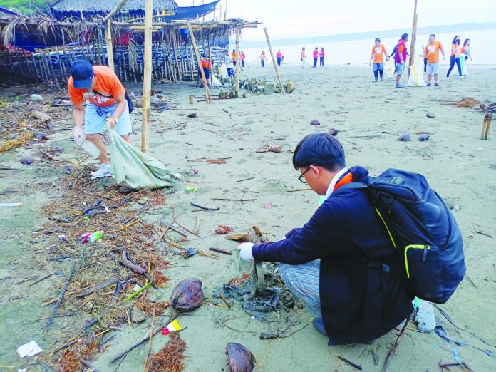 The Iloilo City Government launches today its citywide clean-up drive against dengue in the coastal barangay of Sto. Niño Norte in Arevalo district. Photo shows the coastal cleanup in Arevalo in June this year. PN FILE PHOTO