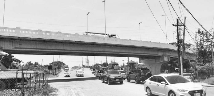 Vehicles with a load of 27 tons or more are not allowed to use the Buhang and Hibao-an flyovers in Iloilo City. Photo shows the Buhang flyover at the Iloilo Circumferential Road – Iloilo-Capiz Road (new route) intersection in Jaro district. PN PHOTO