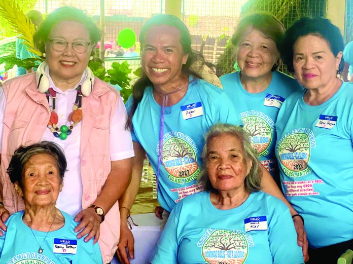 Antique’s Gov. Rhodora Cadiao meets nephew Peter Solis Nery, cousins Edith Solis Francisco and Thelma Solis Nery (all standing); and nonagenarians Esther Solis, 94; and Amelia Chavoso, 93, (both seated) at the Solis Global Grand Family Reunion in Culasi, Antique.