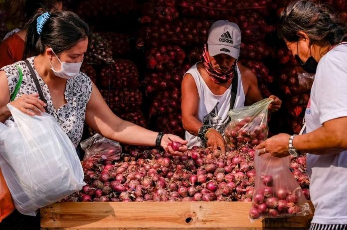 The country consumes 4,000 metric tons of yellow onions and 17,000 metric tons of red onions every month, according to the Department of Agriculture’s Bureau of Plant Industry. PHOTO COURTESY OF ABS-CBN NEWS