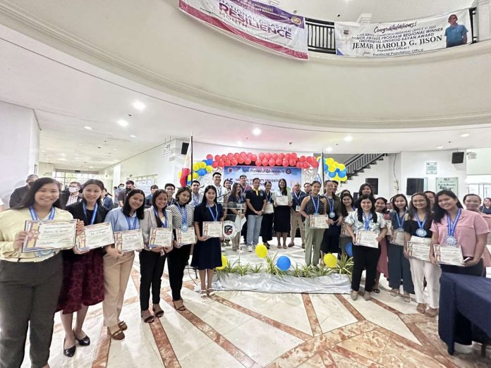 Gov. Arthur Defensor Jr. and Iloilo Provincial Population Office acting head Atty. Ruel Von Superio lead the recognition of outstanding peer helpers at the provincial capitol on Monday, July 17. ILOILO PROVINCIAL POPULATION OFFICE PHOTO