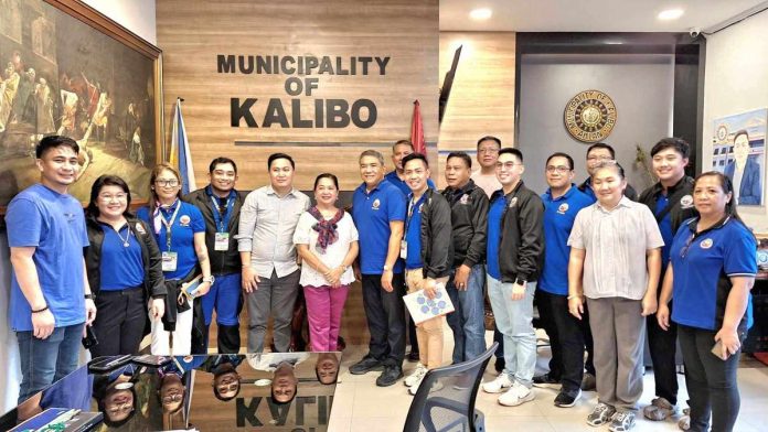 Kalibo, Aklan’s Mayor Juris Sucro and Vice Mayor Cynthia Cerrada Dela Cruz welcome the Sangguniang Bayan members of Pavia, Iloilo led by Vice Mayor Edsel G. Gerochi.