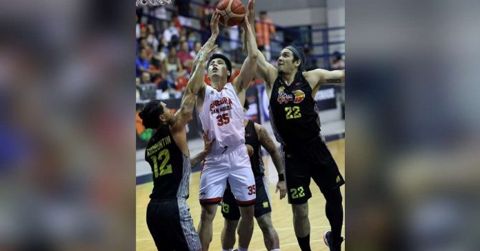 Barangay Ginebra San Miguel Kings’ Kim Aurin challenges the defense of TNT Tropang Giga’s Glenn Khobuntin and Dave Marcelo for an inside attempt. PBA PHOTO