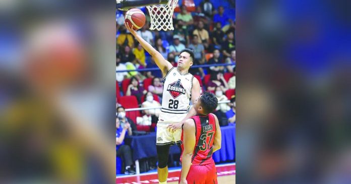 Blackwater Bossing’s Mike Ayonayon glides to the basket for a layup as Negrense Siverino Baclao of San Miguel Beermen looks on. PBA PHOTO