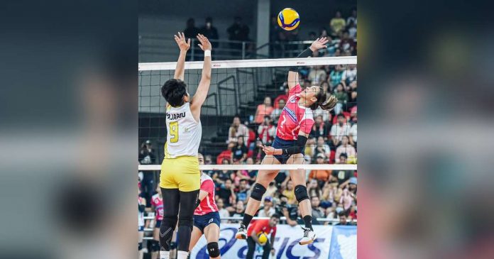 Creamline Cool Smashers’ Alyssa Valdez goes for a shot against the defense of F2 Logistics Cargo Movers’ Kim Fajardo. PVL PHOTO