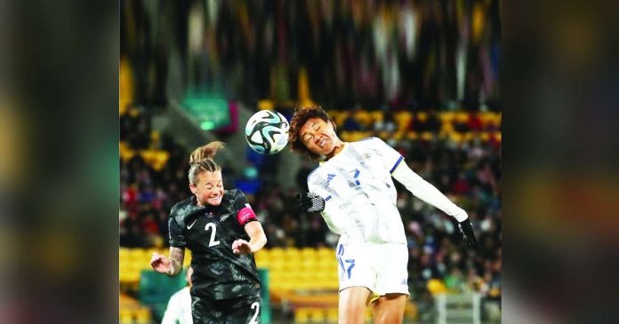 Filipinas’ Sarina Bolden punched the header despite the defense of a New Zealand player. REUTERS PHOTO