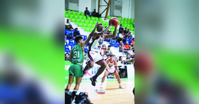 Iloilo United Royals’ Omar Larupay was forced to a tough shot after being bothered by the defense of Negros Pau Muscovados’ Nemesis dela Cruz. MPBL PHOTO