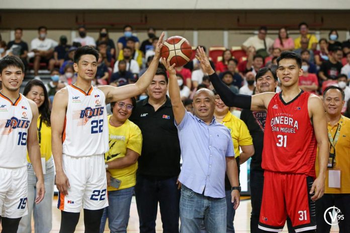 Meralco Bolts’ Allein Maliksi and Barangay Ginebra San Miguel Kings’ Aljon Mariano, formerly both of the University of Santo Tomas Growling Tigers, led the ceremonial toss with UST IPEA head Fr. Rodel Cansancio O.P. during the 2023 PBA on Tour’s visit at the UST Quadricentennial Pavilion in Manila last night. PHOTO COURTESY OF THE VARSITARIAN