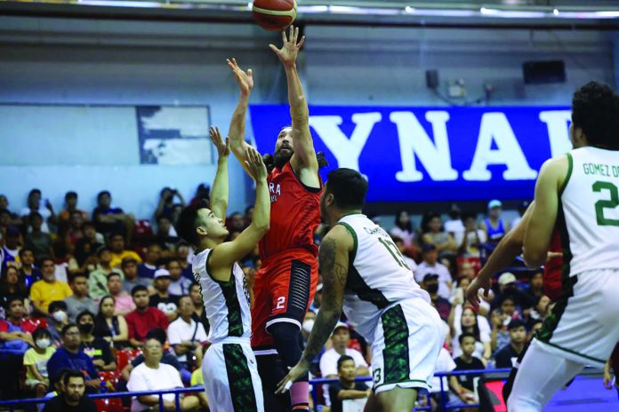 Barangay Ginebra San Miguel Kings’ Jared Dillinger goes for a tough basket attempt against the defense of Terrafirma Dyip’s John Grospe and Eric James Camson. PBA PHOTO