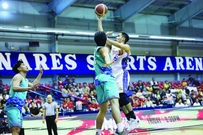 Bacolodnon Kib Montalbo of TNT Tropang Giga attempts a one-hander against the defense of Phoenix Super LPG Fuel Masters’ Rodolfo Alejandro Jr. PBA PHOTO