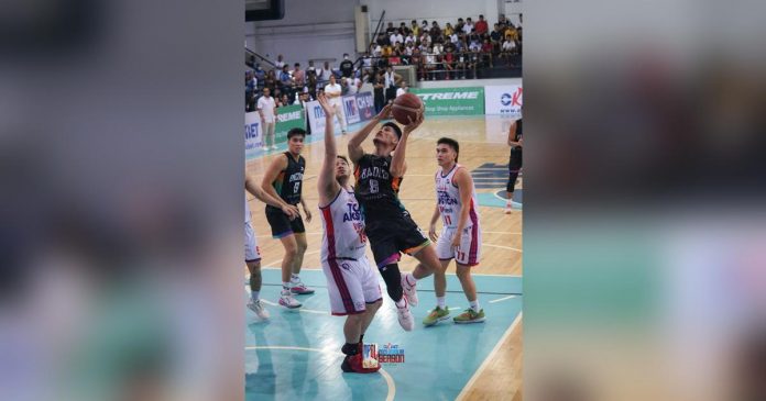 Bacolod City of Smiles’ Domark Matillano goes for a tough basket against the defense of Quezon City TODA Aksyon V Fresh’s Kim Kaizen Lo. MPBL PHOTO