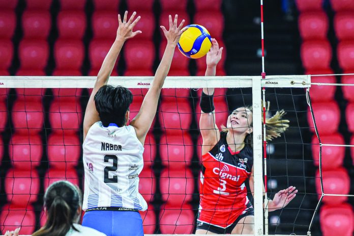 Cignal HD Spikers’ Rachel Anne Daquis attempts an attack against Foton Tornadoes’ Jasmine Nabor. PVL PHOTO