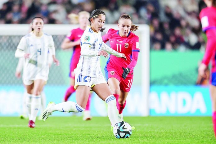 Filipinas’ Quinley Quezada tries to control the ball as a player from Norway attempted to give chase. PHOTO COURTESY OF PWNFT