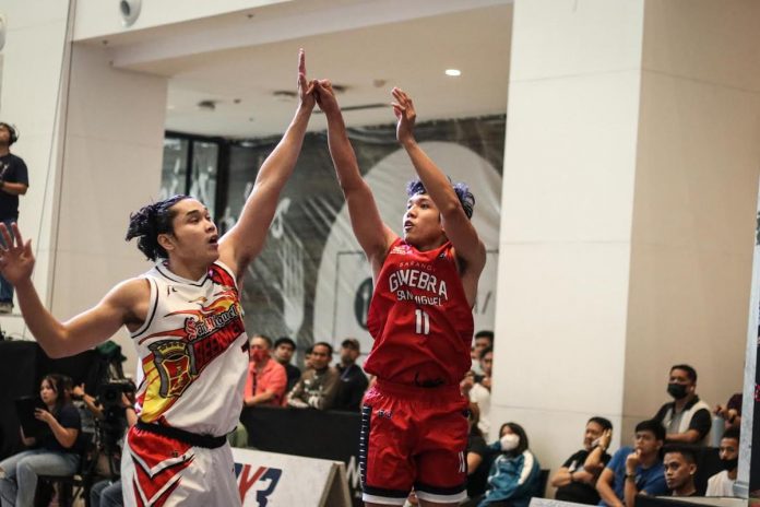 Barangay Ginebra San Miguel Kings’ Donald Gumaru attempts a shot over the defense of San Miguel Beermen’s John Apacible. PBA PHOTO