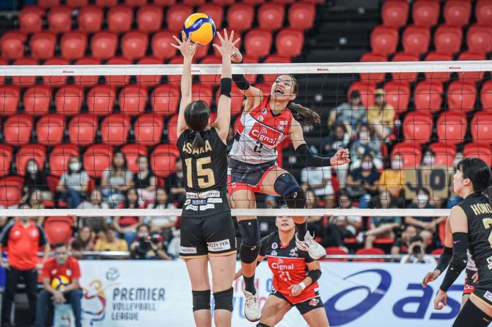 Cignal HD Spikers’ Roselyn Doria attempts to score against Kurashiki Ablaze’s Asaka Tamaru. PVL PHOTO