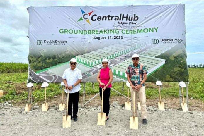 Silay City’s Mayor Joedith Gallego, DoubleDragon Chief Investment Officer Hannah Yulo-Luccini, and Mr. Buddy Gison lead the groundbreaking ceremony for the 10.06-hectare CentralHub-Negros on Friday, Aug. 11.