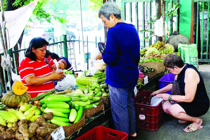 FRESH VEGGIES AT KADIWA. Consumers buy fresh vegetables at the Agripreneur Cooperative Kadiwa stall inside the Department of Agriculture-Agribusiness Development Center along Elliptical Road, Quezon City. To achieve the target economic growth rate of six percent to seven percent for the year, the country’s gross domestic product needs to grow by at least 6.6 percent in the second half of 2023, according to the National Economic and Development Authority. PNA