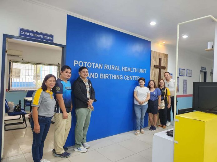 Iloilo Provincial Health Office head Dr. Maria Socorro Colmenares-Quiñon and Provincial Health Officer Dr. Wendel Tupas-Marcelo together with Pototan Rural Health Unit and Birthing Clinic personnel. MARIA JAVELLANA COLMENARES-QUINON FACEBOOK PHOTO