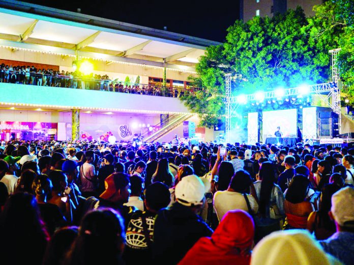 Thousands of llonggos gather to enjoy music and celebrate with featured artists at SM Southpoint of SM City Iloilo. Businesses have come up with events to celebrate the Iloilo City Charter Day alongside the city to make the occasion even more exciting for the llonggos.